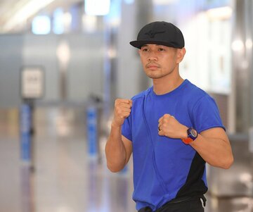  空港に到着後、早くもファイティングポーズを見せたドネア（東スポWeb）