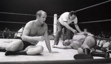 試合終了後、リングに倒れ込んだ馬場。ドリー(左)もグッタリ(1970年7月、大阪)