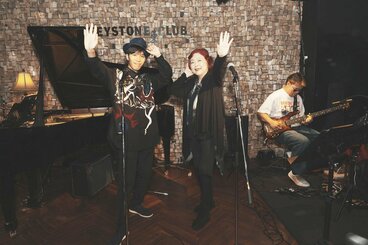デビューアルバム発売記念ライブを開いた穴水佑輔(左)と、プロデューサーの丸山圭子