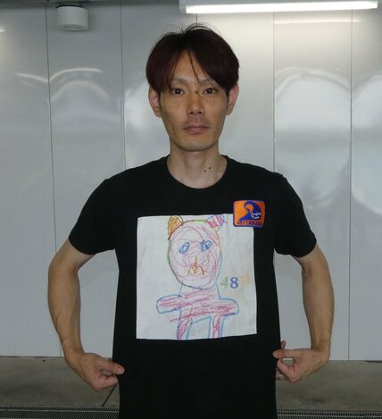 向井田佑紀のＴシャツのデザインは息子が描いたもの