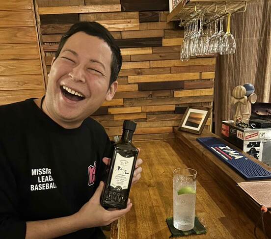 Casual Bar「FLAX」で「桜尾ジン」を手にするりょーま君