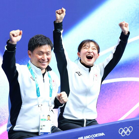 演技前に、キスアンドクライの練習をしていた坂本花織(右)