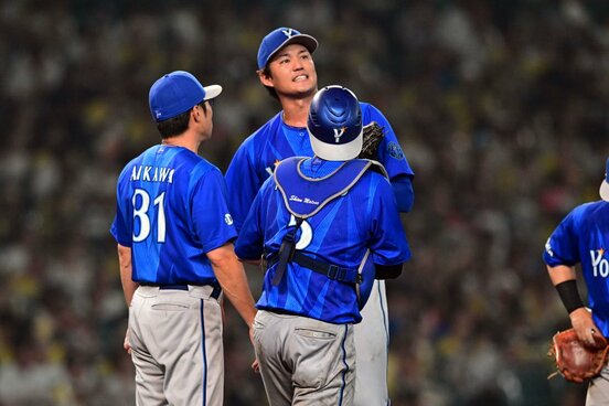 5回、降板する藤浪(中) 左は相川監督