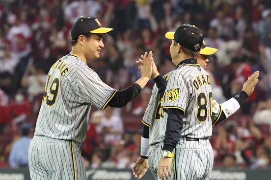 試合に勝利し大竹（左）とタッチする阪神・岡田監督