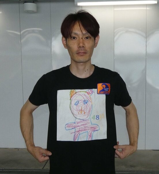 向井田佑紀のＴシャツのデザインは息子が描いたもの