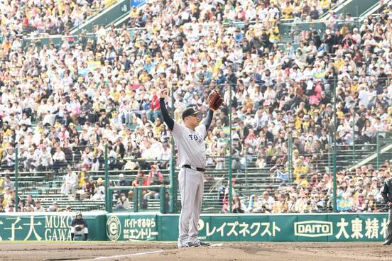 甲子園のマウンドに立つ田中将大。スタンド全体から歓声が沸き起こった