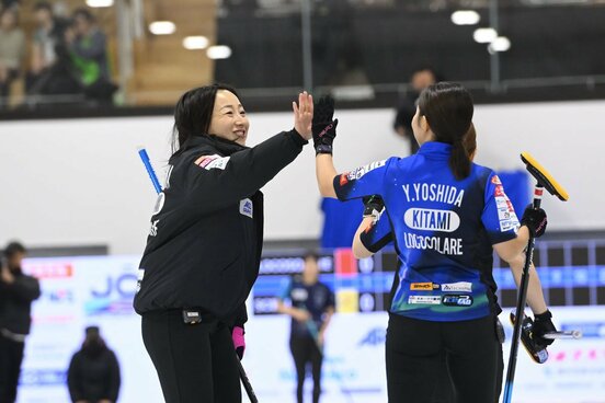 吉田夕梨花とハイタッチをする藤沢五月㊧（©JCA/H.IDE）