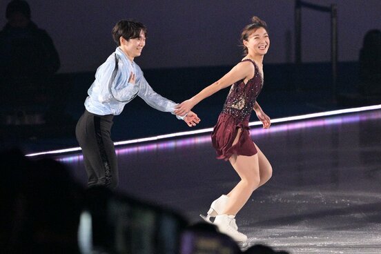 男子王者の鍵山優真(左)を連れて、アンコールに登場した坂本花織