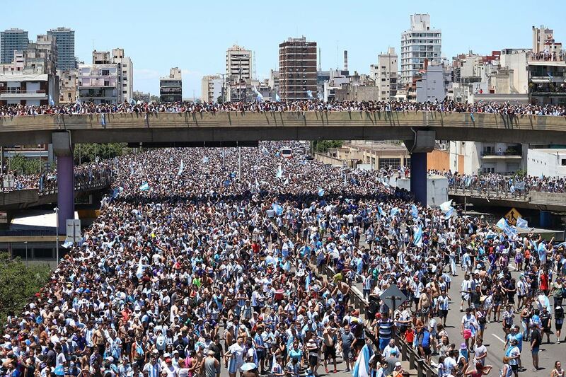 アルゼンチン凱旋パレード大混乱　投石で１４人逮捕＆銀行強盗も発生＝現地報道 | 記事 | 東スポWEB