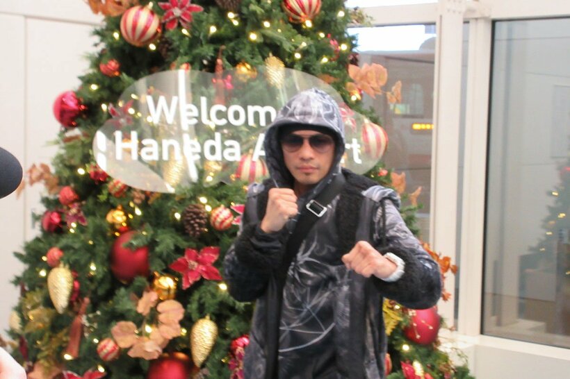 クリスマスツリーの前でファイティングポーズを決めるノニト・ドネア