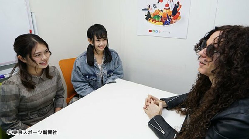  椎名について語り合うマーティと鷹野（左）、谷藤