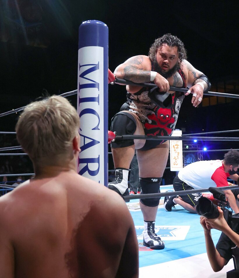  試合後、岡田(左下)をニラんで挑発するＪＯＮＡＨ（東スポWeb）