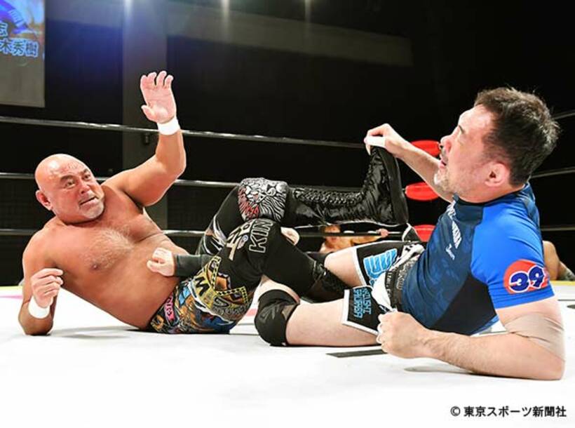  武藤は十八番で桜庭（右）を捕らえた