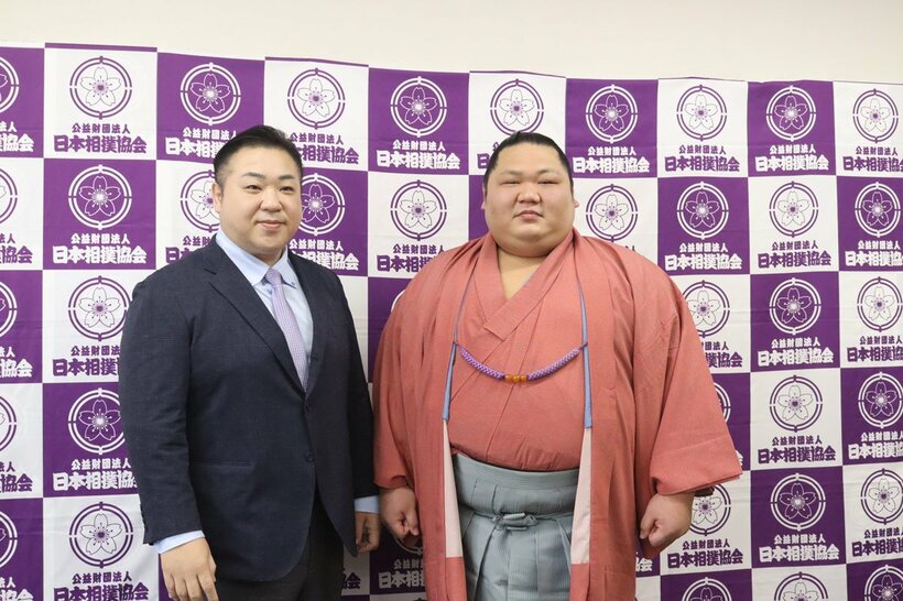 引退会見を行った千代大龍（右）と師匠の九重親方