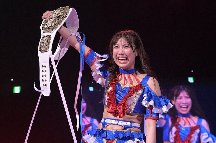 ベルトを掲げ、感極まる荒井優希