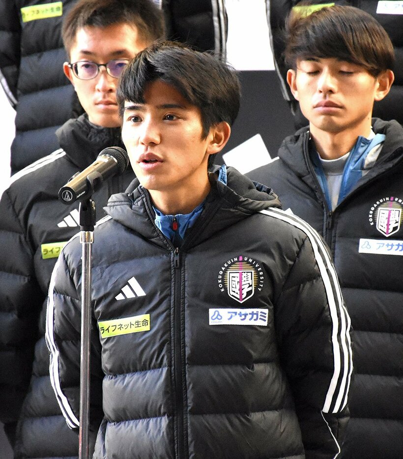 箱根駅伝への壮行会であいさつする国学院大・上原琉翔(手前)