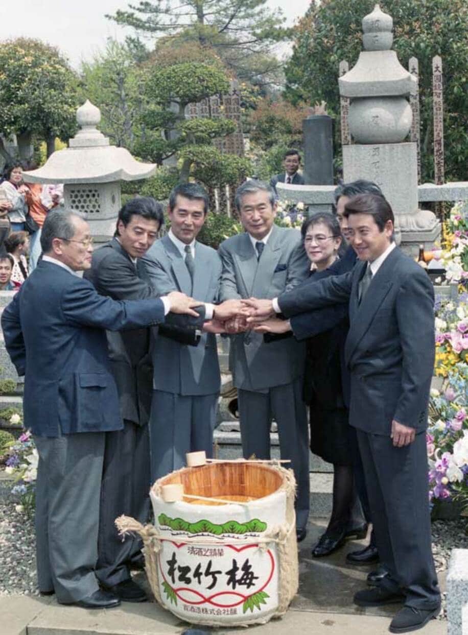  裕次郎さんの墓前で。左から小林専務、舘ひろし、渡哲也、石原慎太郎、石原まき子、神田正輝（敬称略）