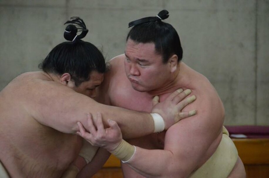  合同稽古で阿武咲（左）と相撲を取った白鵬