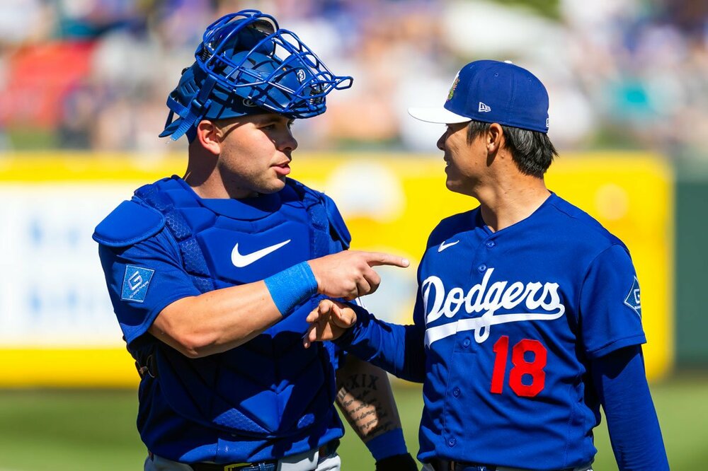 山本由伸(右)とラッシング