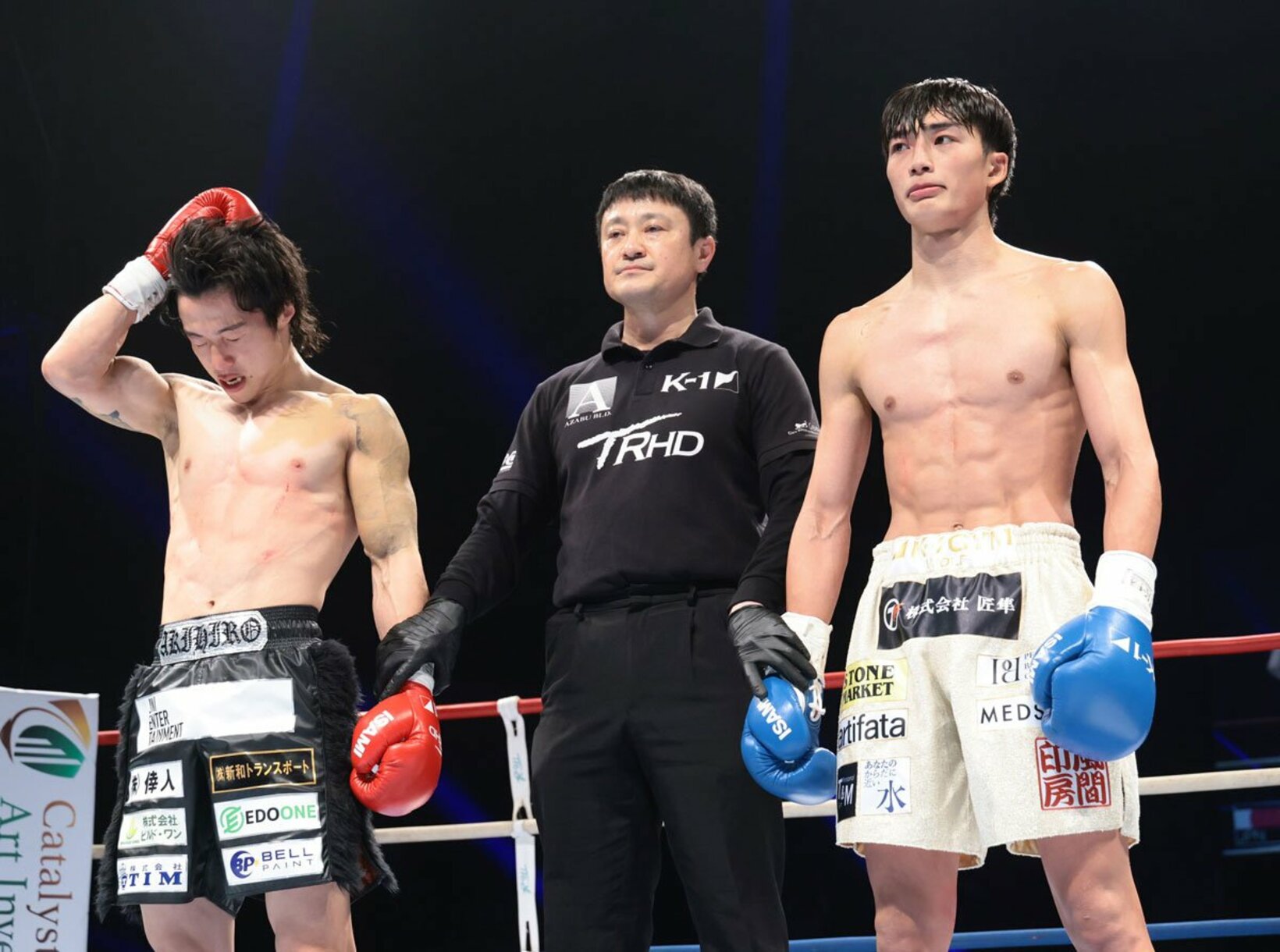 判定で大久保琉唯（右）が勝利するが計量失敗のため無効試合となる