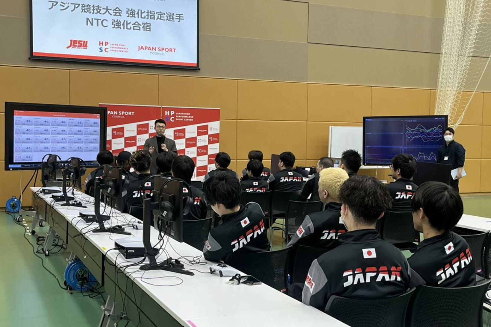 講義を受けるeスポーツ選手