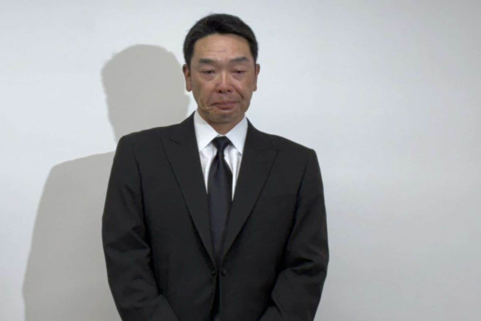 涙をこらえて会見に臨んだ阿部慎之助氏