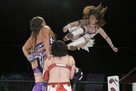 青野未来は林下詩美と天麗皇希が持ち上げるボジラにキック
