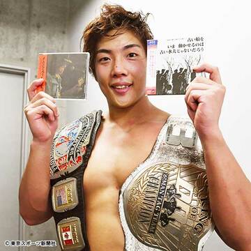  吉田拓郎のＣＤを手にする竹下