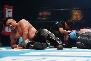 ジェフ・コブ（右）に勝利した後藤