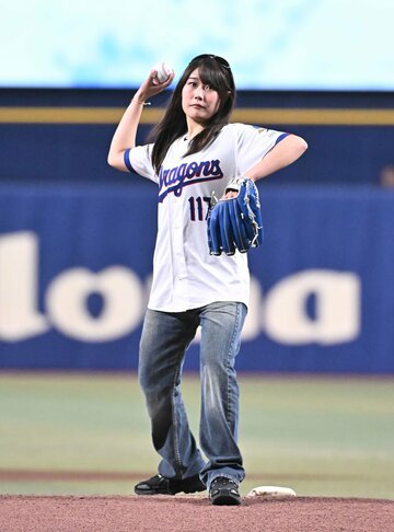 始球式に登場した村瀬心椛