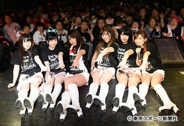 ファンと一緒に記念撮影をするアイドル諜報機関ＬＥＶＥＬ７。左からあっち、こゆきら、璃乃、ヤンミィ、くるむ、まりまーり