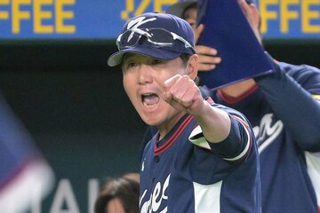 ９回、点差を５に広げるアン・ヒョンミンの犠飛にガッツポーズする韓国のリュ・ジヒョン監督