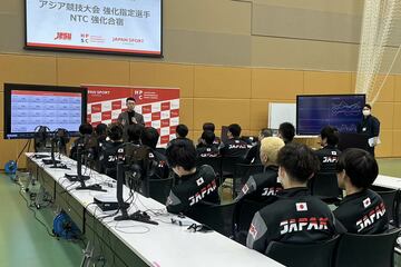 講義を受けるeスポーツ選手