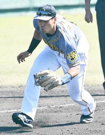  三塁守備もこなした阪神・佐藤輝