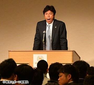 宿舎でミーティングをするソフトバンク・秋山幸二監督