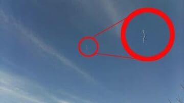 上空高くを飛行する一反木綿らしき存在