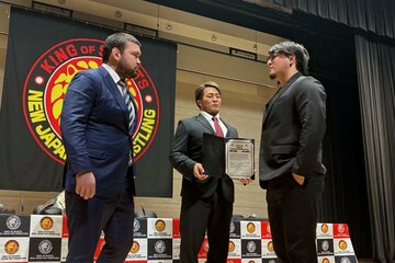 会見でにらみ合うウルフアロン（左）と成田蓮