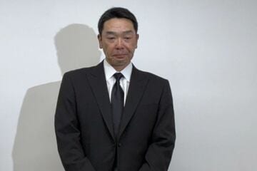 涙をこらえて会見に臨んだ阿部慎之助氏