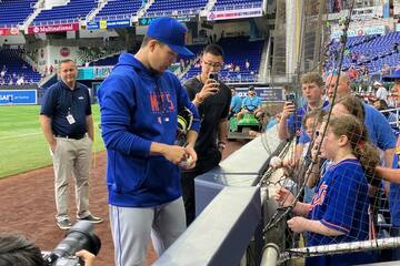 ファンにサインする千賀滉大