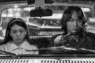 紀子（咲那）と矢添（綾野剛）©2025「星と月は天の穴」製作委員会