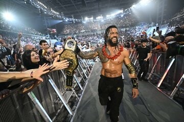 ベルトとウラファラを守り抜いたローマン・レインズ（©WWE）