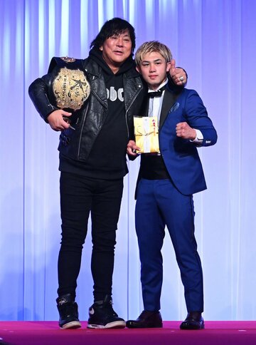  壬生狼一輝（右）とプレゼンターの大仁田厚（東スポWeb）