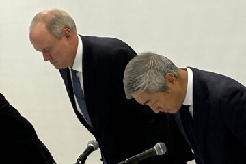 間原寛社長（右）は頭を下げた