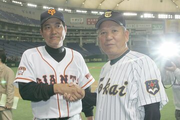 ２００４年のプロ・アマ交流試合で顔を合わせた原辰徳氏（左）と貢氏の“親子鷹”