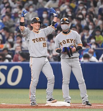  巨人・小林(左)は２点タイムリーを放ち、塁上で笑顔（東スポWeb）