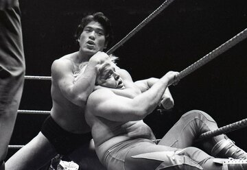  猪木はモンティを強烈なスリーパーホールドに捕らえる(東スポWeb)