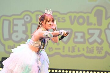 歌を披露したなつぽい