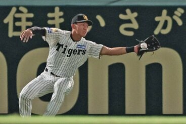 一度は打球をつかんだ阪神・立石正広だったが…