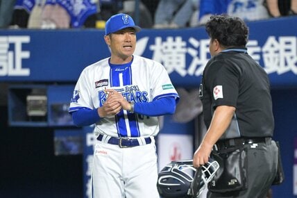 スタートダッシュ失敗を立て直したDeNA・相川監督(左)