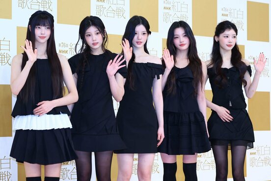 5人組のILLIT。左からYUNAH、WONHEE、MINJU、IROHA、MOKA